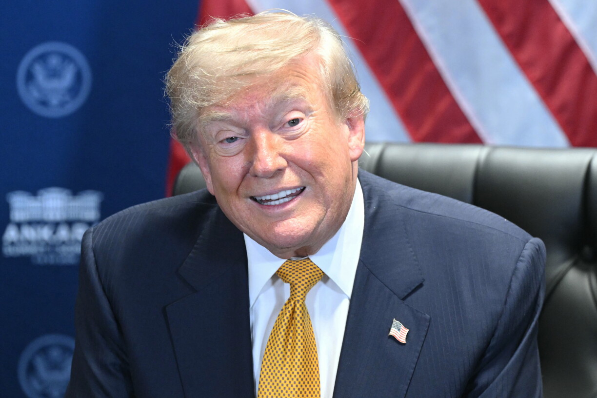 Trump dit qu'il va "cesser tout échange commercial avec l'Espagne"