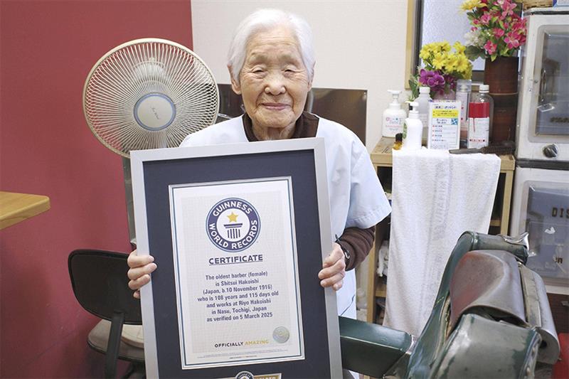 Une Japonaise de 108 ans certifiée "coiffeuse la plus âgée du monde"