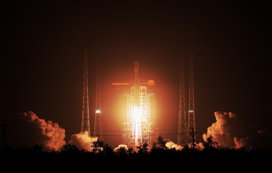 La Chine lance de nouveaux satellites Internet avec une fusée Longue Marche-8