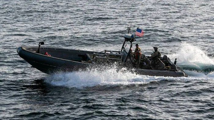Affrontements en mer entre les forces iraniennes et américaines alors que l'Iran annonce la fermeture totale du détroit d'Ormuz (médias)