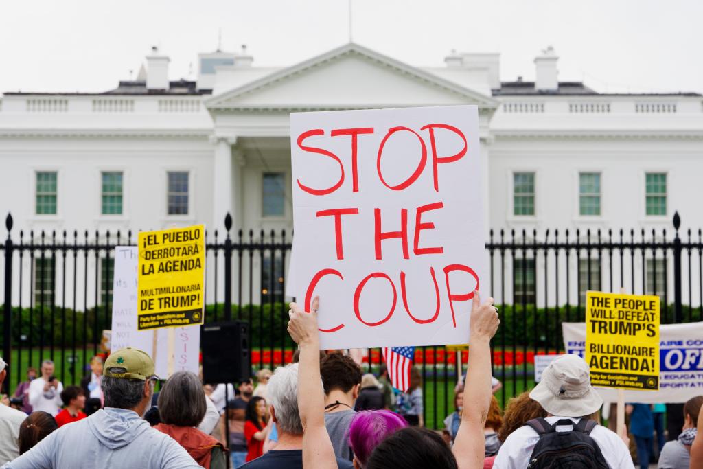 Etats-Unis : des milliers de manifestants se rassemblent contre les politiques de l'administration Trump à travers le pays